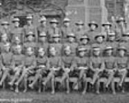 Partie d'une photographie panoramique. Portrait de groupe de cadets, cours numéro 12, Royal Flying Corps 10 sept. 1917