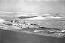 Une vue aérienne de Coppermine, Territoires du Nord-Ouest, 1949 [Kugluktuk (anciennement Coppermine), Nunavut] 1949.