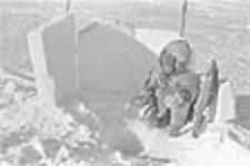 [Siqiniq, sour de Nutarasungnik, en train de pêcher sur la glace. Siqiniq venait d'Inuarvik, près de Kingayualik; elle est morte de froid très jeune.] 1949-1950