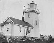 Lighthouse tower and lightkeeper's dwelling Nov. 1902