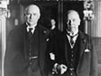 Les très honorables R.B. Bennett et Mackenzie King, se tenant par le bras 6 Mar. 1934