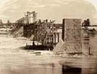 "Pont sur la rivière St. Maurice (en voie de construction)" dans Chemins de Fer du Gouvernement, Province de Québec, Canada. Vues topographiques de ponts et ponceaux sur la ligne du Chemin de Fer de Québec, Montreal, Ottawa et l'Ouest 1883