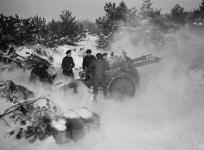 Des artilleurs de la Troupe « B », 5e Batterie, 5e Régiment d'artillerie de campagne, Artillerie royale du Canada, font tirer un canon de 25 livres (11,4 kg) February 1, 1945.