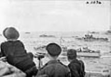 Convoi de péniches de débarquement se dirigeant vers Dieppe durant l'opération « Jubilee » août 1942