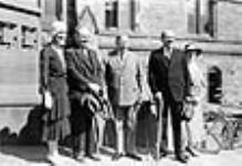 Marie-Thérèse Casgrain, W.L. Mackenzie King, chief of the Liberal Party of Canada and other people in front of the Parliament buildings during the "Imperial Economic Conference" of 1932 21 July 1932.