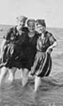 Des femmes en maillot de bain au bord du lac Winnipeg Vers 1914