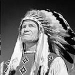 Sénateur James Gladstone, dont le nom indien Blood est Akay-na-muka ou Many Guns, en costume traditionnel de la réserve indienne Blood près de Cardston Sept. 1953