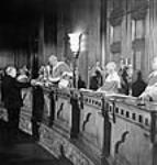 Le juge en chef Thibaudeau Rinfret remet au premier citoyen du Canada, le premier ministre Mackenzie King, son certificat de citoyenneté 3 jan 1947