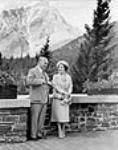 La reine Elizabeth parlant à l'hon. W.L. Mackenzie King sur la terrace de l'hôtel de Banff 27 mai 1939.