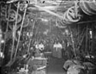 Interior of garment factory / Usine non identifiée ca. 1910