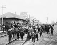 Second trainload of emigrants leaving Cottonwood (Minnesota, U.S.A.), for Western Canada. 1902 1902