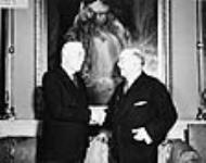 Le très honorable William Lyon Mackenzie King félicite le très honorable Louis St. Laurent pour sa nomination à titre de premier ministre du Canada, Rideau Hall 15 nov 1948