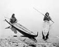 [Inuvialuit in their kayayks]. Original title: Eskimos in their kayaks [ca. 1901]
