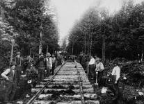 Dégagement d'une voie du Chemin de fer Canadien Pacifique dans la gravière Bell pendant la construction du pont de train aux chutes Chaudières, Ottawa (Ontario) vers 1879-1880.