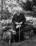 Rt. Hon. William Lyon Mackenzie King and his dog "Pat" vers 1924 - 1948