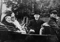 Sir Wilfrid et lady Laurier, en compagnie d'un homme et d'une femme non identifiés, dans une automobile avec chauffeur ca. 1897 - 1917
