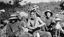 Travailleurs chinois broyant de la pierre, Camp Petawawa 1917  1917