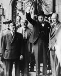 Hon. Winston Churchill et W.L. Mackenzie King avec les parliamentaires au Chateau Frontenac pour le conférence de Québec [between September 12-16, 1944].
