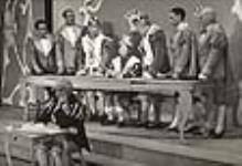 Fridolin dans une mauvaise situation, scène tirée du sketch « Si j'étais King » de Fridolinons '44 - De gauche à droite: Henri Poitras, Gratien Gélinas, Fred Barry [document iconographique] 1944