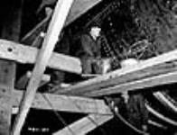 Des ouvriers rivent les plaques sur les membrures de corvettes May 1940