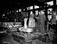 Des ouvriers forgent une pièce de corvette dans un chantier maritime canadien May 1940
