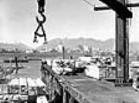 Du bois entreposé sur les docks avant l'expédition déc. 1940