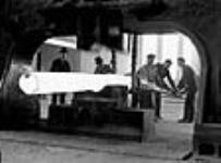 À l'aciérie, façonnage d'une ébauche de tube de canon au moyen d'une presse à forger Dec. 1940