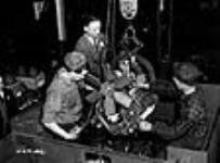 Des ouvriers descendent un moteur dans un véhicule militaire 1941