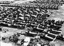 Vue de la cour de la Ford Motor Co. remplie de véhicules militaires Mar. 1941