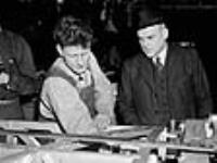 L'honorable C.D. Howe parle avec un ouvrier dans une usine d'avions Mar. 1941