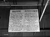 Affiche d'avertissement à l'usine de fabrication de bombes Cherrier interdisant la présence de certains objets dans les « bâtiments à risques » May 1941