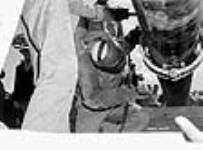 Un soudeur raccorde les deux tronçons de l'oléoduc reliant un terminal pétrolier de Portland (Maine) à des raffineries de Montréal (Québec), avant la cérémonie officielle de commémoration 1 août 1941