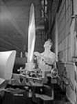 Un polisseur vérifie l'équilibre d'une hélice à la première étape de la construction à la Canadian Propeller Co Mar. 1942