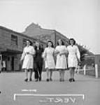 Des ouvrières des munitions font une promenade après le déjeuner à l'usine Dominion Arsenals 24 août 1942