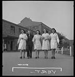 Des ouvrières des munitions font une promenade après le déjeuner à l'usine Dominion Arsenals 24 Aug. 1942
