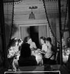 Des ouvrières de l'atelier de munitions de l'usine Dominion Arsenals dînent avec des amis [25 Aug. 1942]