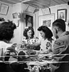 Des ouvrières des munitions de l'usine Dominion Arsenals dînent avec des amis 24 août 1942