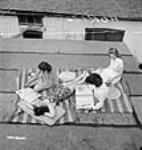 Des ouvrières des munitions prennent un bain de soleil sur le toit de l'usine de la Dominion Arsenals Ltd 24 août 1942