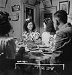 Women munitions workers of the Dominion Arsenals Ltd. plant dining with friends 24 août 1942