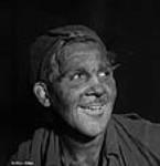 L'ouvrier Joe Tremblay, videur au four au carbone, travaillant à l'usine Alcan Aluminium Limitée d'Arvida janv. 1943