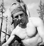 Le bûcheron finlandais Ollie Brackoos pose pour la photographie avril 1943