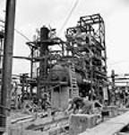 Workmen constructing the Polymer Corporation Limited plant juin 1943