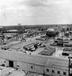 Des ouvriers construisant l'usine de la Société Polymer Limitée juin 1943