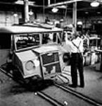 À l'usine General Motors d'Oshawa, des ouvriers assemblent un véhicule militaire c.a. 1942