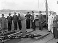 À bord d'un nouveau navire de charge, au cours son essai de fonctionnement, des représentants officiels se regroupent au moment où l'essai de l'ancre va avoir lieu juil. 1943