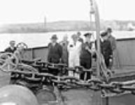 À bord d'un nouveau navire de charge, au cours son essai de fonctionnement, des représentants officiels se regroupent sur le pont au moment où l'essai de l'ancre va avoir lieu juil. 1943