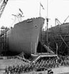 Soldiers with bayonets marching past the S.S. Fort Albany during its launch ceremony mai 1943