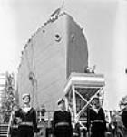 Vue des invités d'honneur et de l'estrade servant au baptême du bateau lors de la cérémonie de lancement du navire de charge de 10 000 tonneaux Fort Esperance au chantier naval United Shipyards Ltd sept. 1943