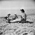 Mme Jack Wright et ses deux fils, Ralph et David Wright, passent une journée à la plage sept. 1943