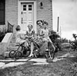Mme Jack Wright et ses deux fils, Ralph et Jack, rendent visite à leur voisine d'en face sept. 1943
